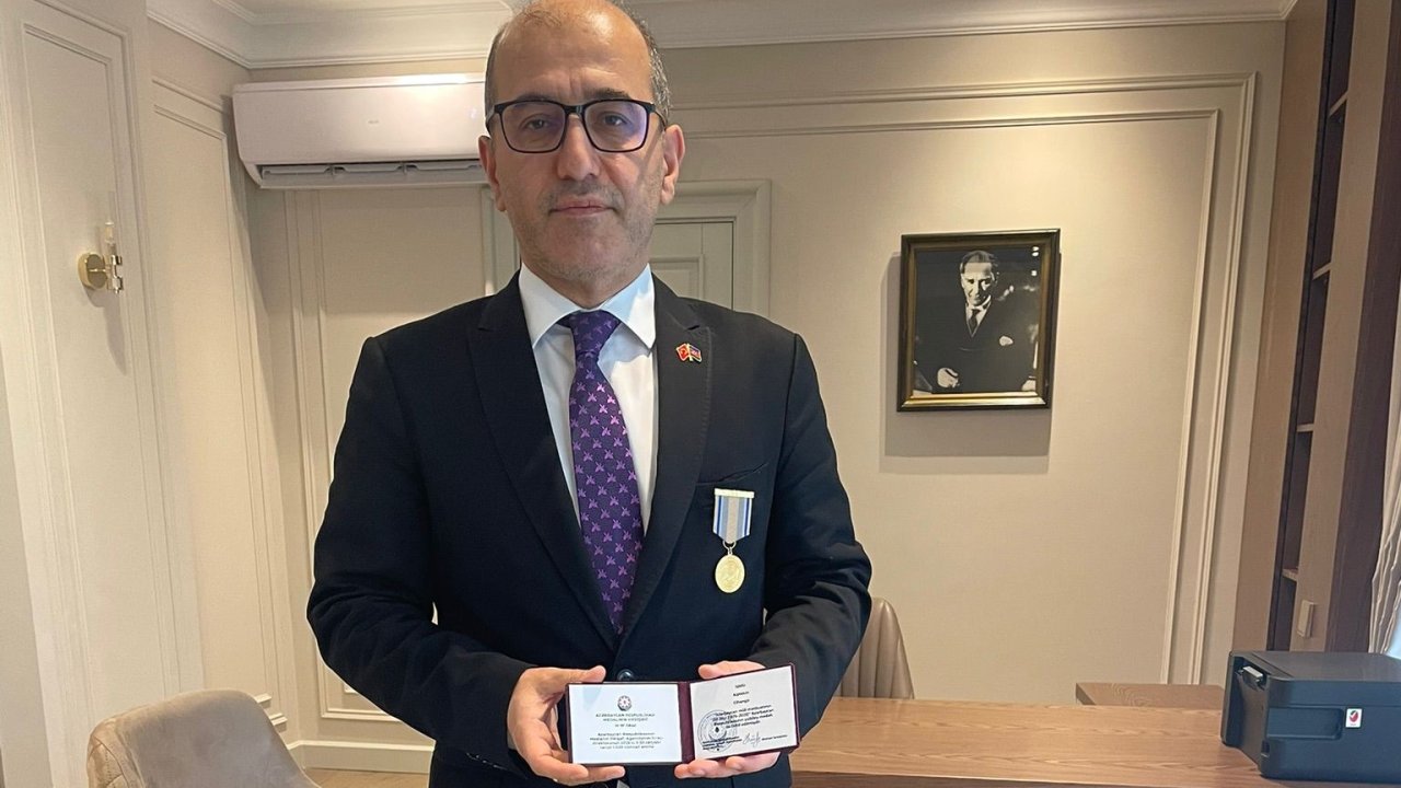 Hemşehrimiz Dr. Alptekin Cihangir İşbilir’e Azerbaycan Cumhuriyeti Madalyası