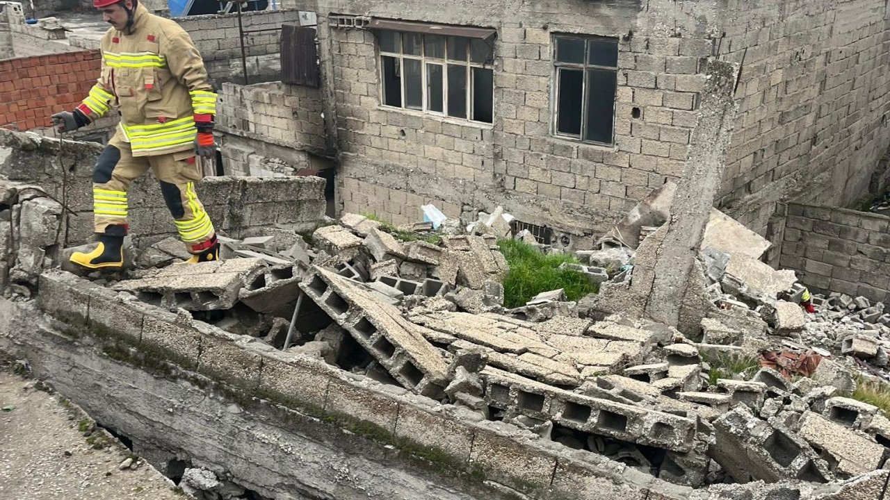 Kahramanmaraş’ta metruk bina çöktü