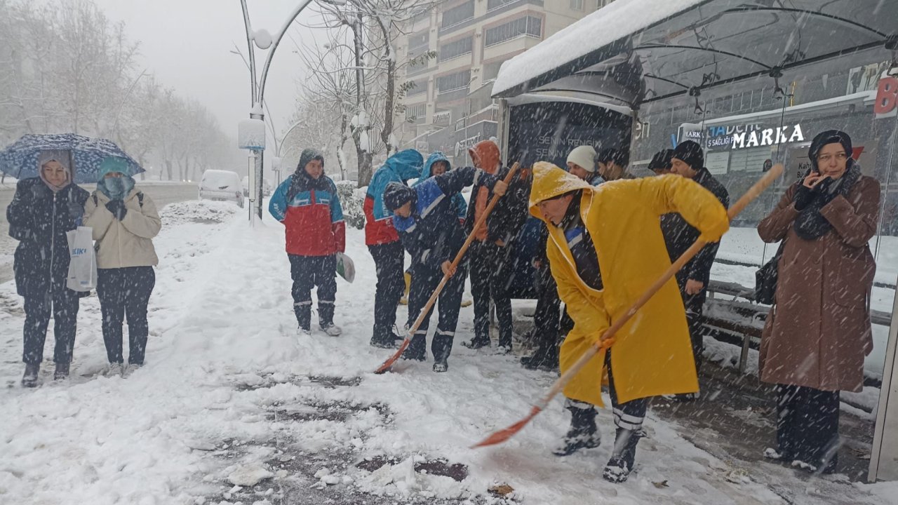 Büyükşehir Belediyesi’nden Yaya Güvenliği İçin Kar Temizliği