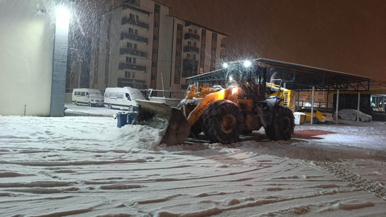 Büyükşehir Ekipleri Karla Mücadelede Gece Boyu Sahadaydı