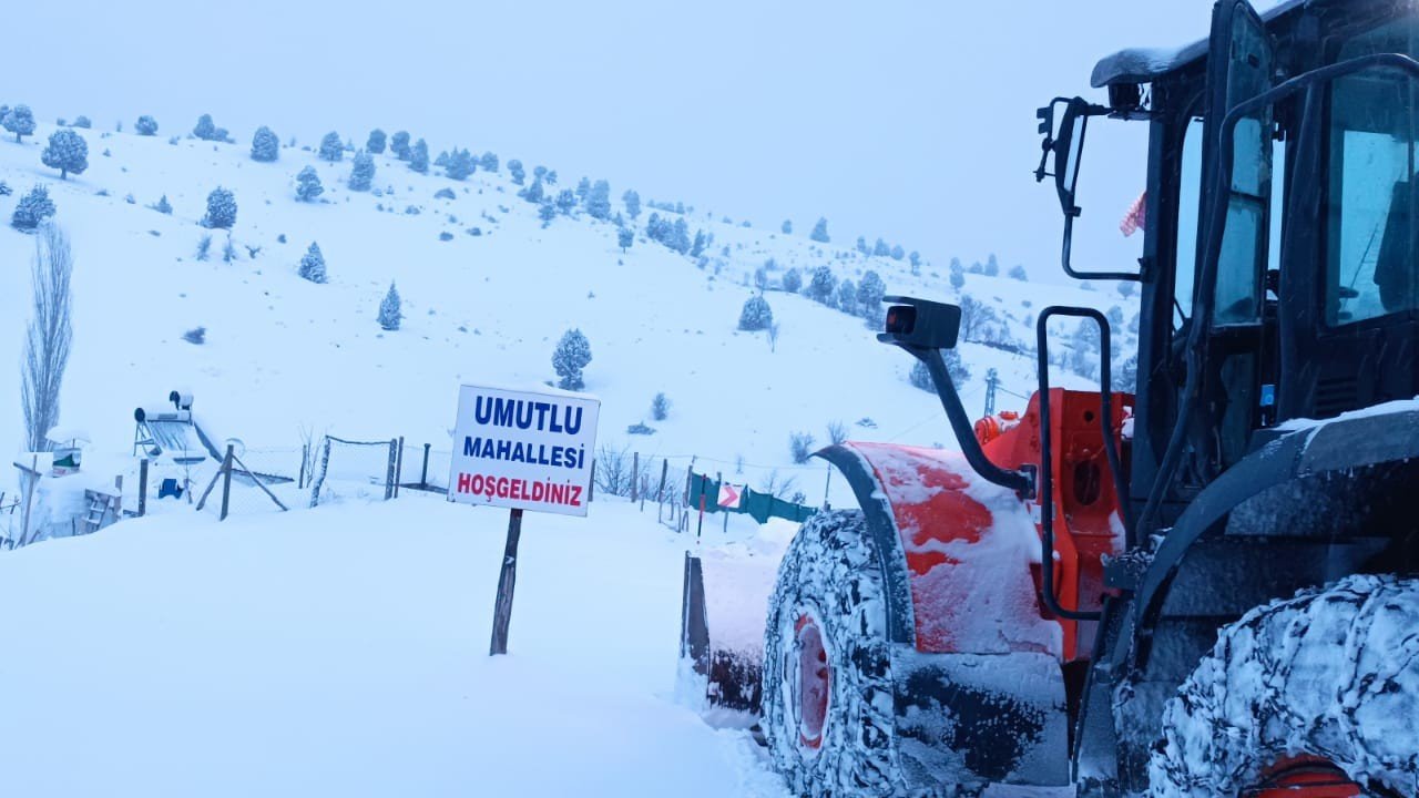 Büyükşehir Kuzey İlçelerde 48 Araçla Karla Mücadelesini Sürdürüyor