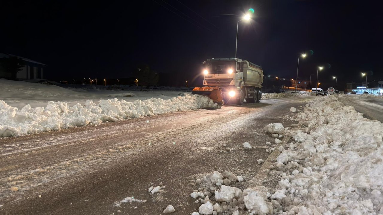 Büyükşehir’den Önsen ve Kurtlar’da Kar ve Buzlanmaya Karşı Etkin Mücadele