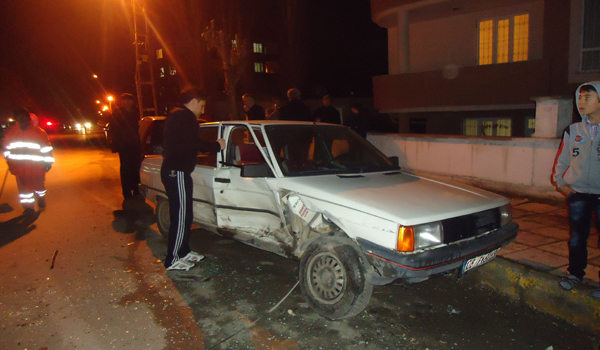 KONTROLDEN ÇIKAN OTOMOBİL 4 ARACA ÇARPTI