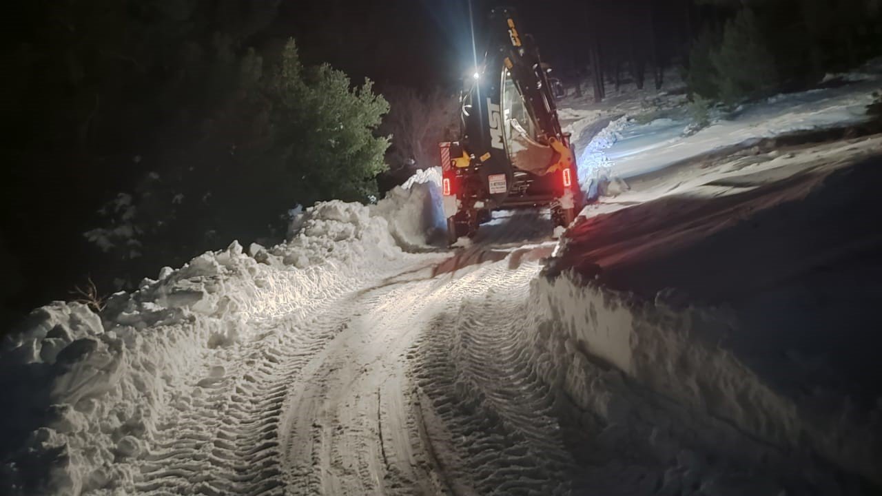 Büyükşehir’den Kırsalda 24 Saatlik Kar Mesaisi