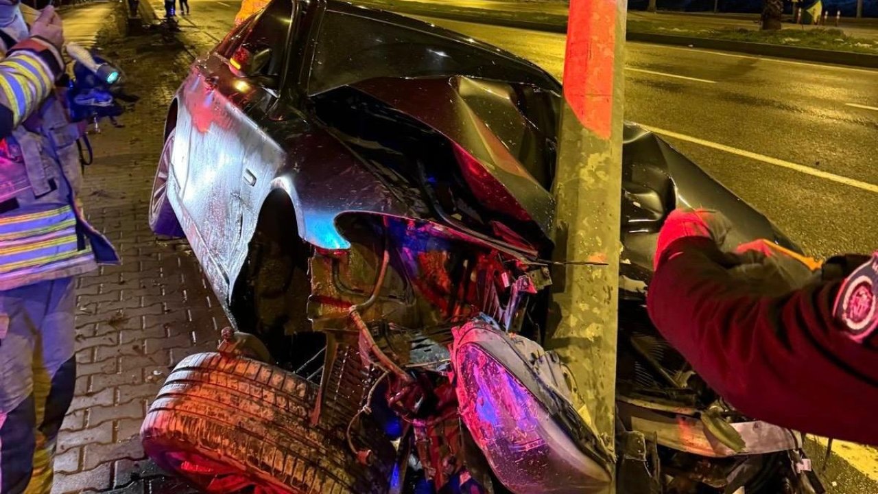 Kahramanmaraş’ta otomobil aydınlatma direğine ok gibi saplandı