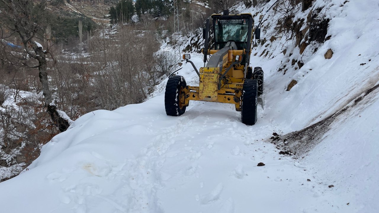 Onikişubat Belediyesi’nden kırsalda kesintisiz ulaşım için 7/24 karla mücadele
