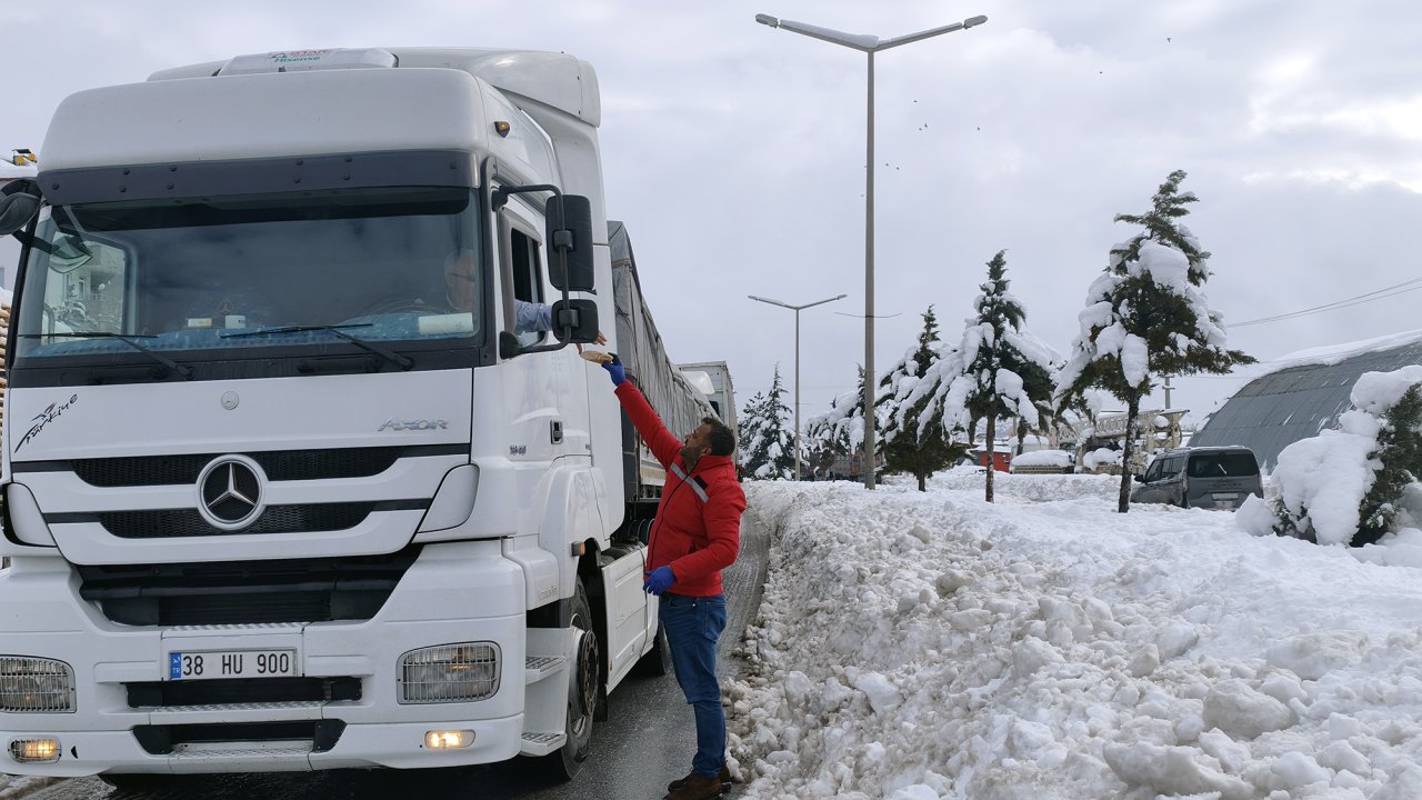 Kahramanmaraş’ta Eksi 10 Derecede Sürücülere Sıcak Çorba İkramı