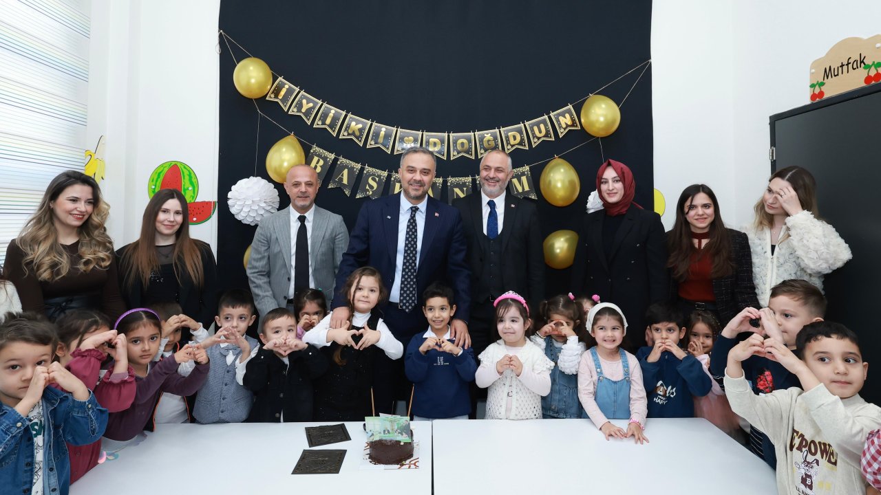 Başkan Toptaş’a karne programında miniklerden doğum günü sürprizi