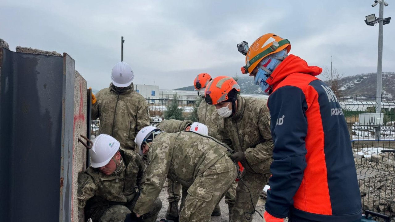 AFAD’dan TSK Personeline Depremde Arama ve Kurtarma Eğitimi