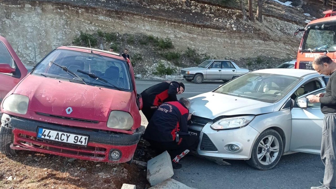 Kahramanmaraş’ta iki otomobil çarpıştı 2 yaralı