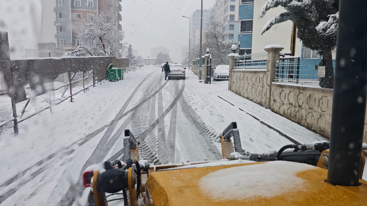 Onikişubat Belediyesi Karla Mücadelede 60 İş Makinesi Sahada