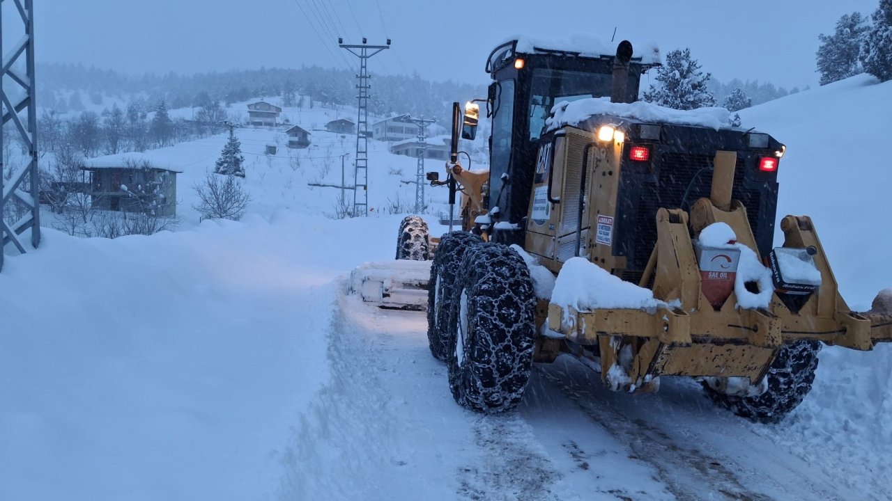 Kahramanmaraş’ta İlçeler ve Kırsal Mahalle Yollarında Karla Mücadele Sürüyor