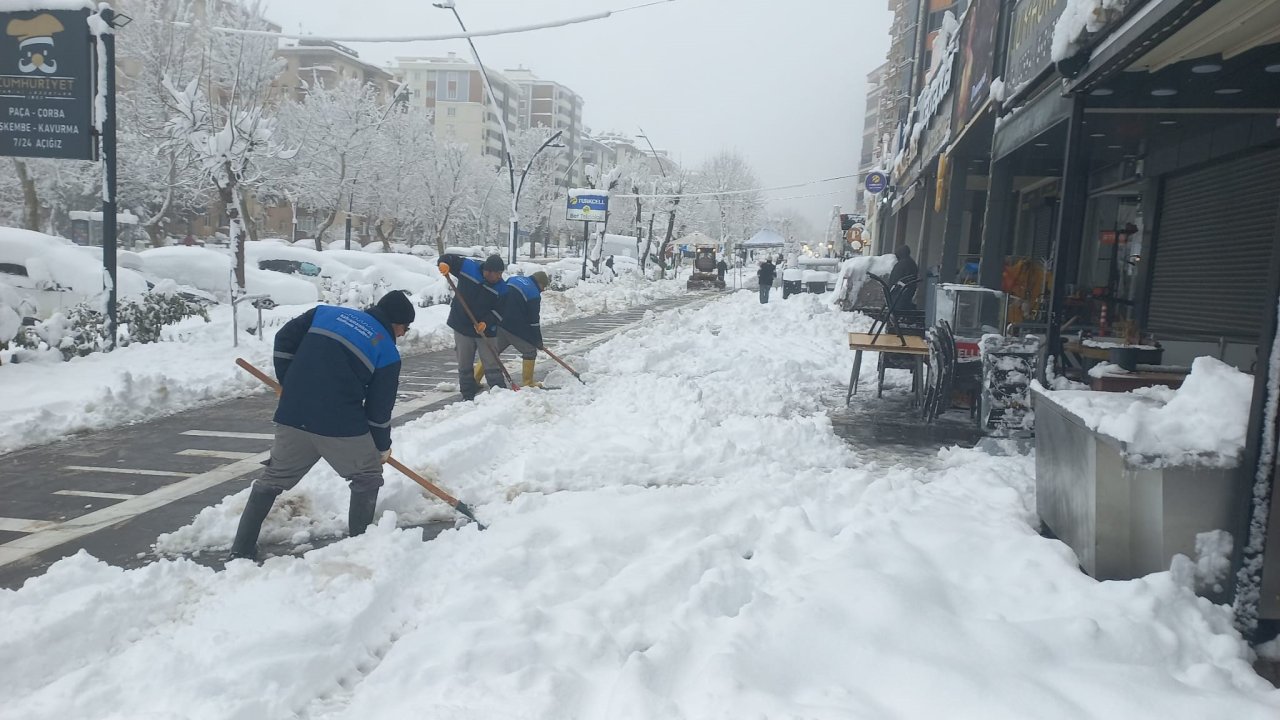 Kahramanmaraş’ta Yürüyüş Yolları ve Kaldırımlarda Kar Temizliği Yapılıyor