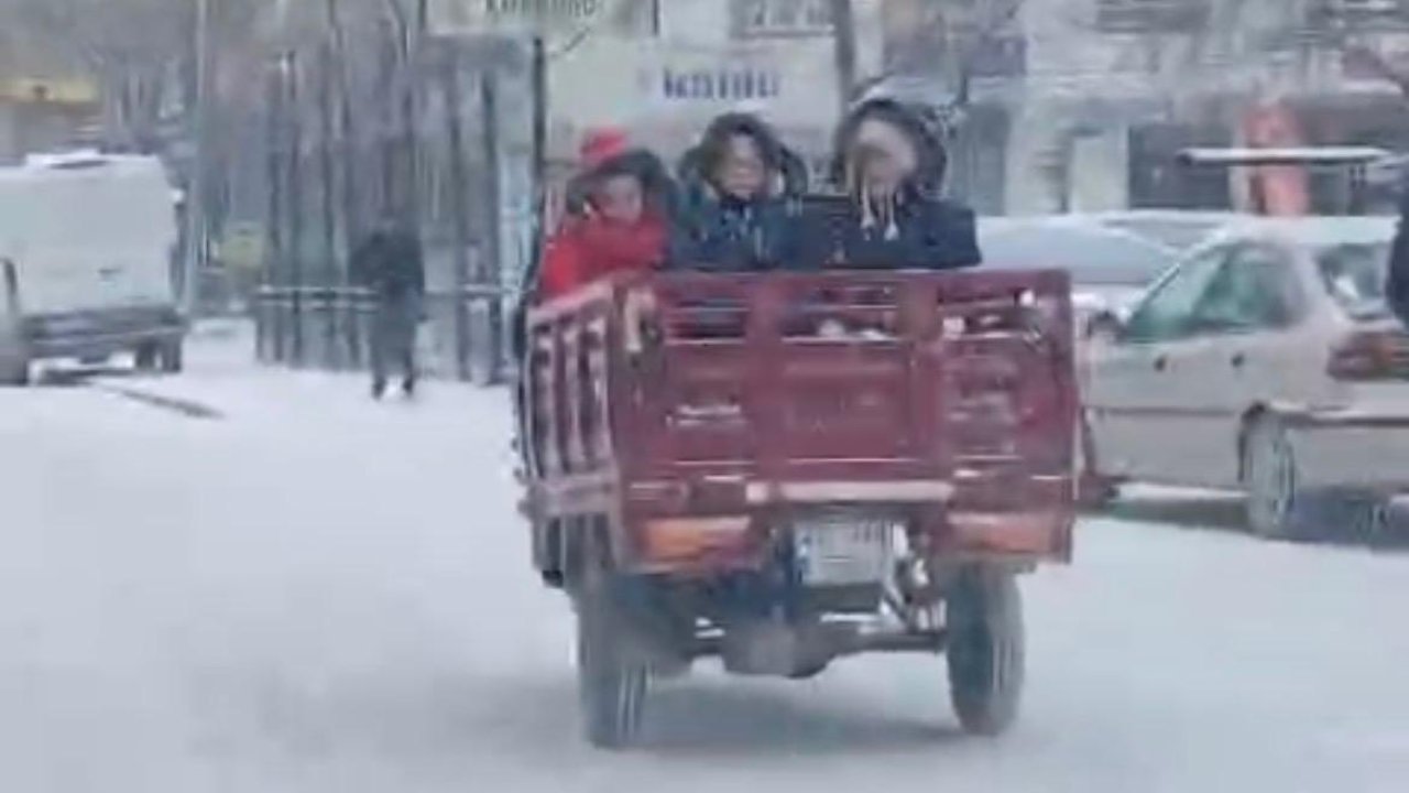 Polis Aracı Kara Gömüldü, Tehlikeli Yolculuk Tepki Çekti