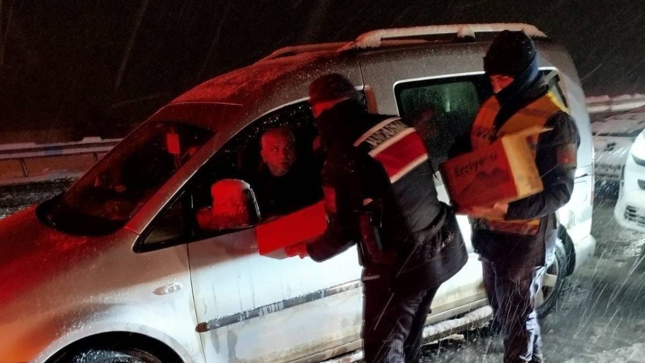 Kahramanmaraş’ta Yolda Kalan Vatandaşlara Jandarma ve Kızılay’dan Destek