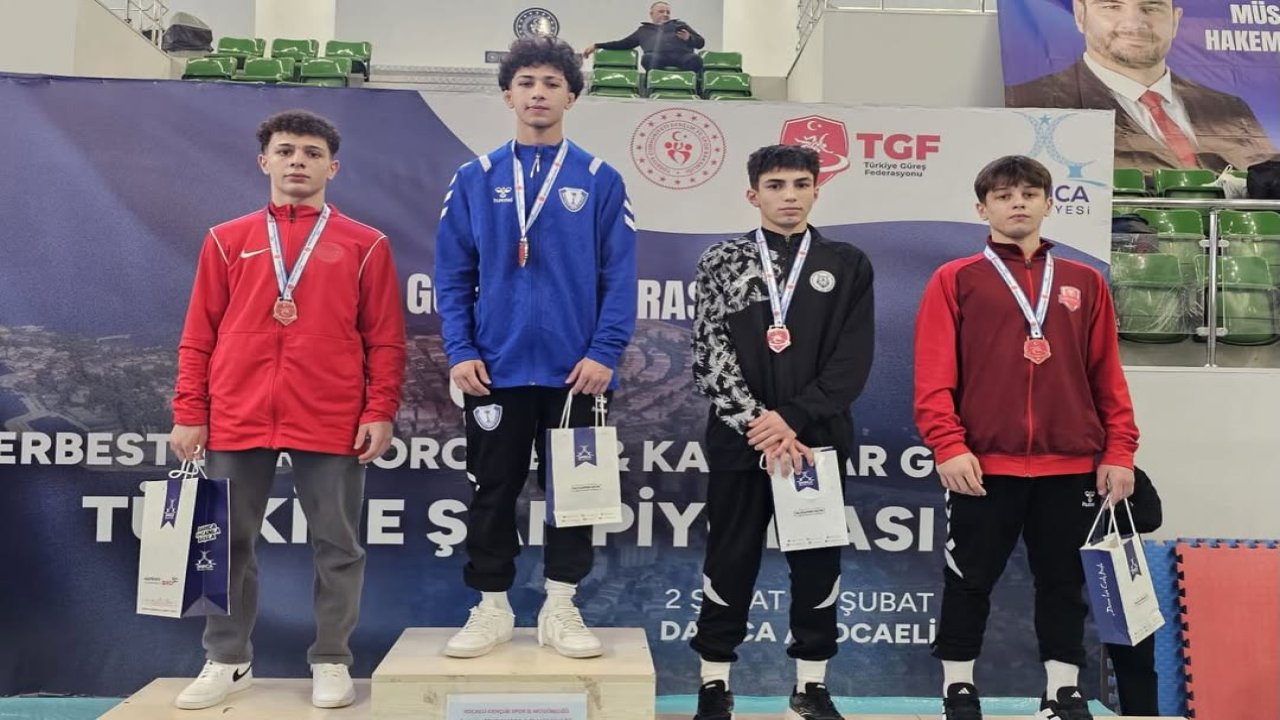 Büyükşehir’in Genç Pehlivanları Türkiye Güreş Şampiyonası’nda Madalyalarla Döndü