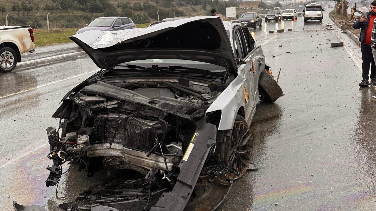 Kahramanmaraş’ta kontrolden çıkan otomobil ağaca çarptı