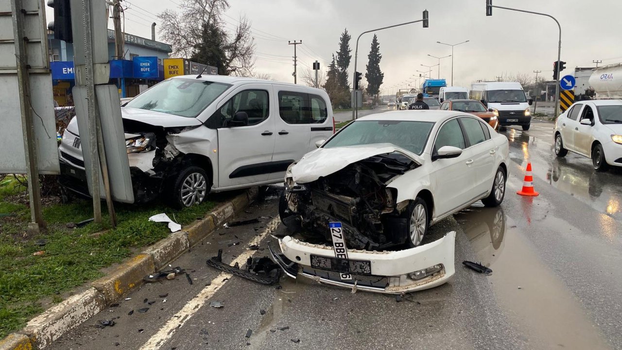 Kahramanmaraş’ta hafif ticari araç ile otomobil çarpıştı 5 yaralı