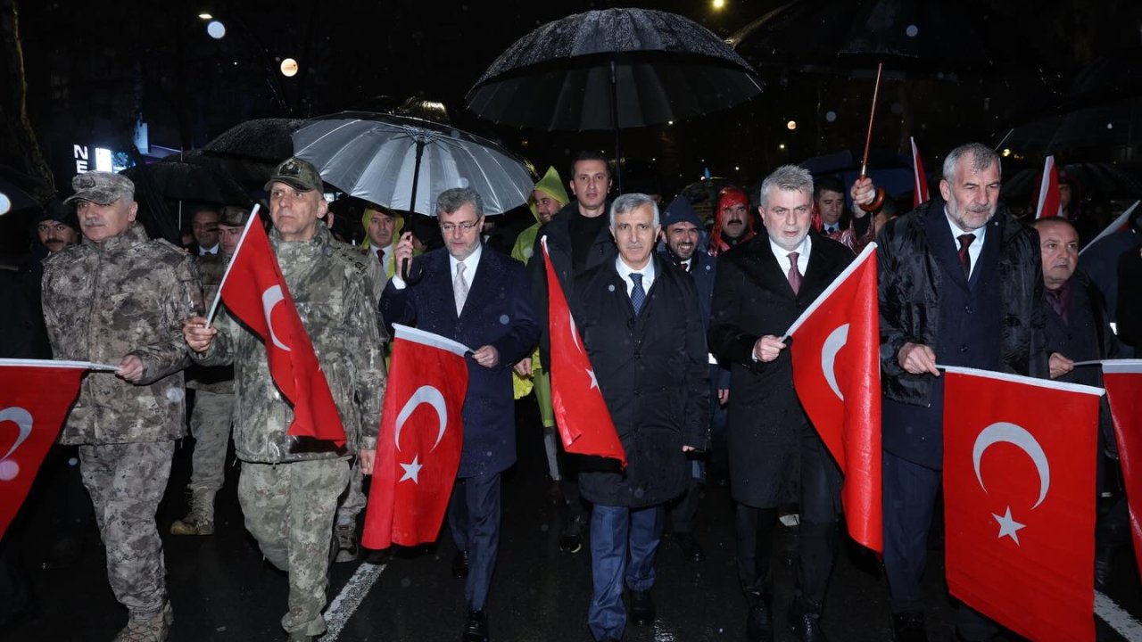 Kahramanmaraş’ta Sağanak Altında Gurur Yürüyüşü