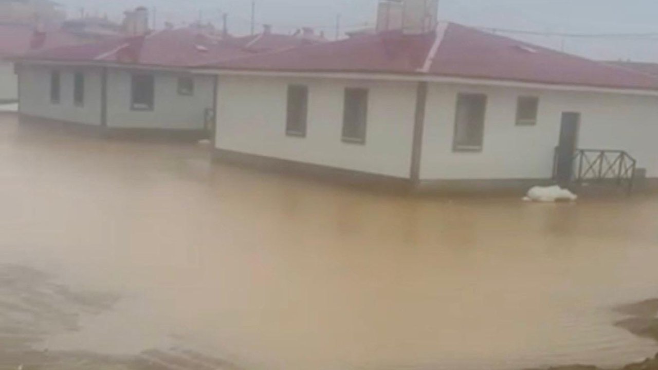 Göksun’da mahalleyi su bastı