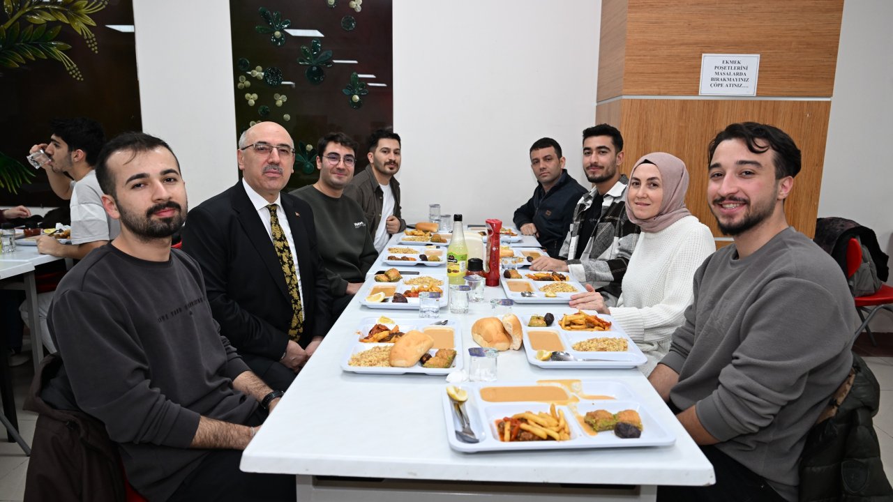 Rektör Ak, Öğrencilerle İftarda Buluştu