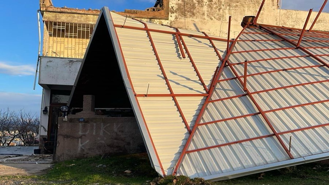 Kahramanmaraş’ta Rüzgar Çatıyı Uçurdu, Yüksek Gerilim Hattı Patladı