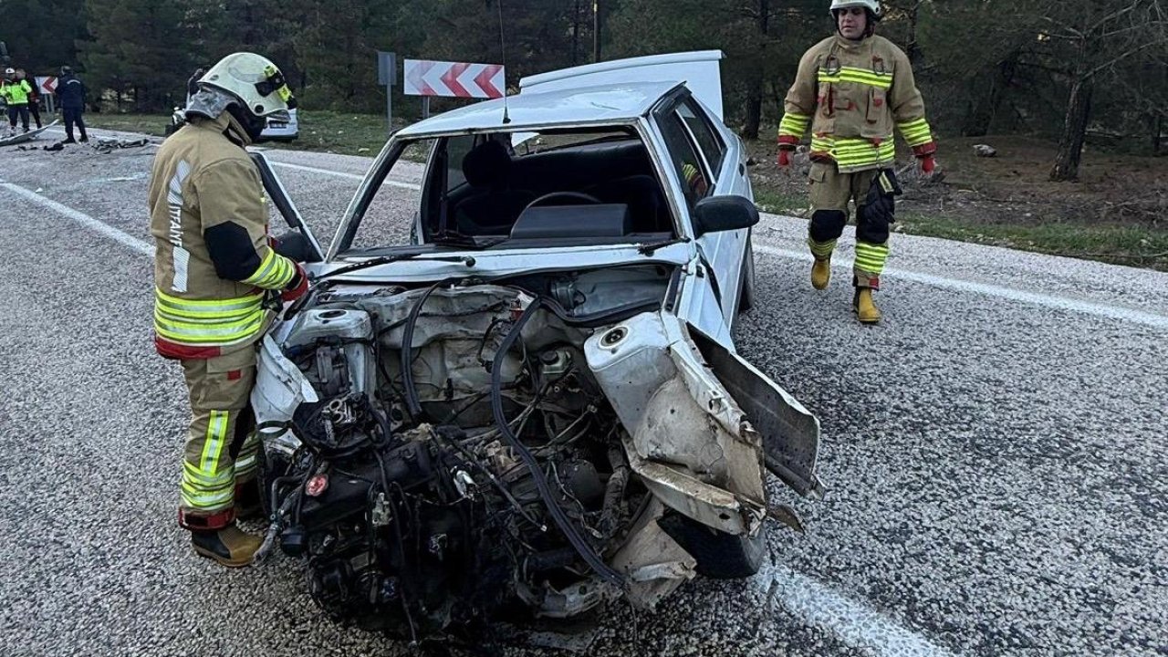 Kahramanmaraş’ta hafif ticari araç ile otomobil kafa kafaya çarpıştı