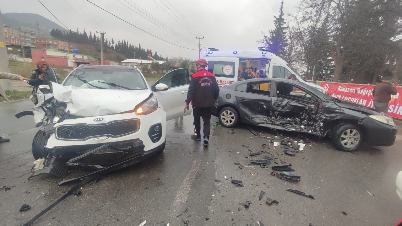 Kahramanmaraş’ta İki Otomobil Çarpıştı 6 Yaralı