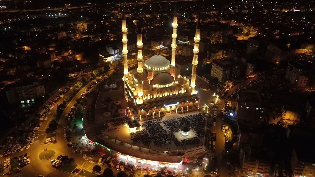 Kahramanmaraş’ta Kadir Gecesi’nde Abdulhamid Han Camii Doldu Taştı