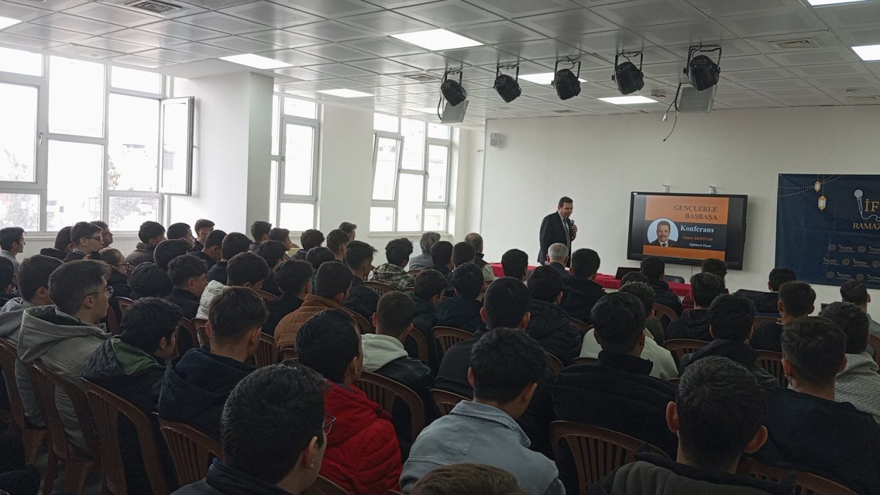 En Sevgiliye Konferansı Öğrencilerden Yoğun İlgi Gördü