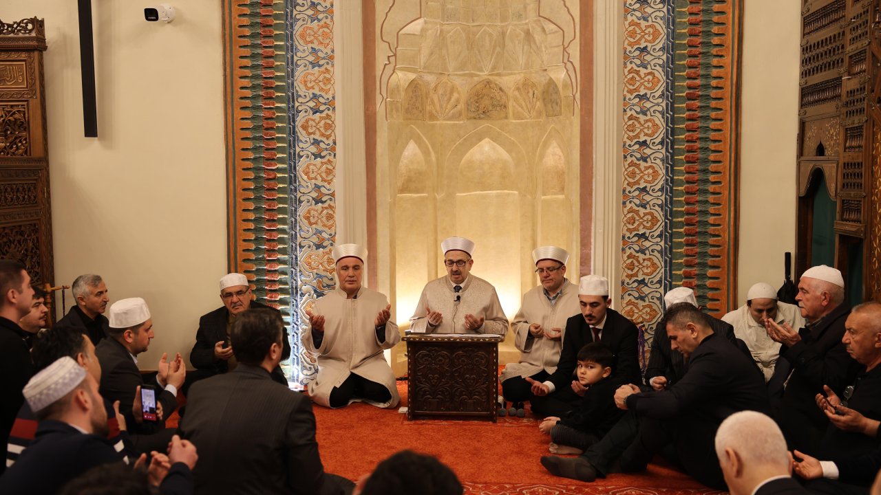 Restorasyonu Tamamlanan Tarihi Ulu Camii’nde Kadir Gecesi Coşkusu