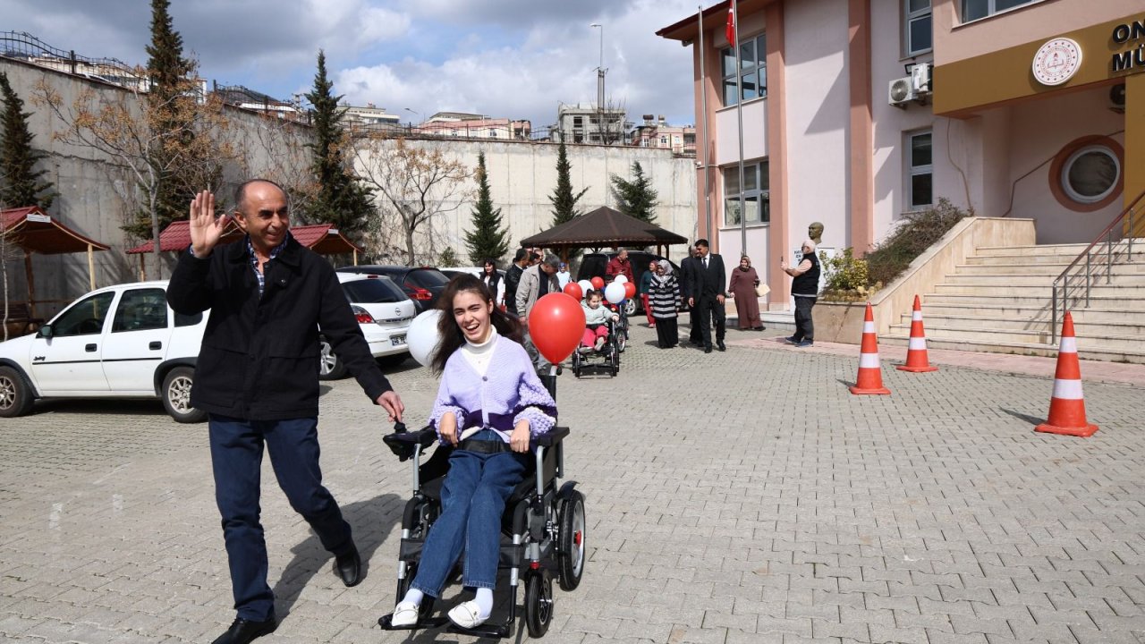 Onikişubat’ta Özel Eğitim Öğrencilerine Akülü Tekerlekli Sandalye Desteği