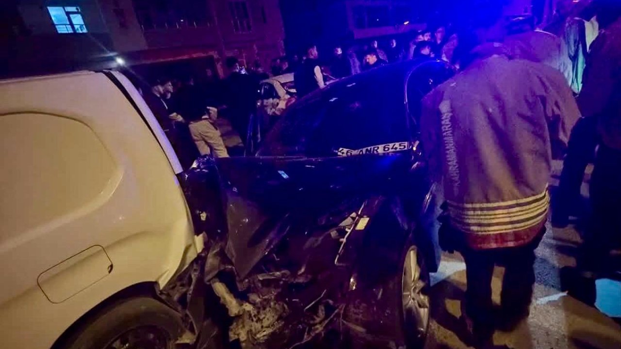 Afşin’de Otomobil Park Halindeki Araçlara Çarptı