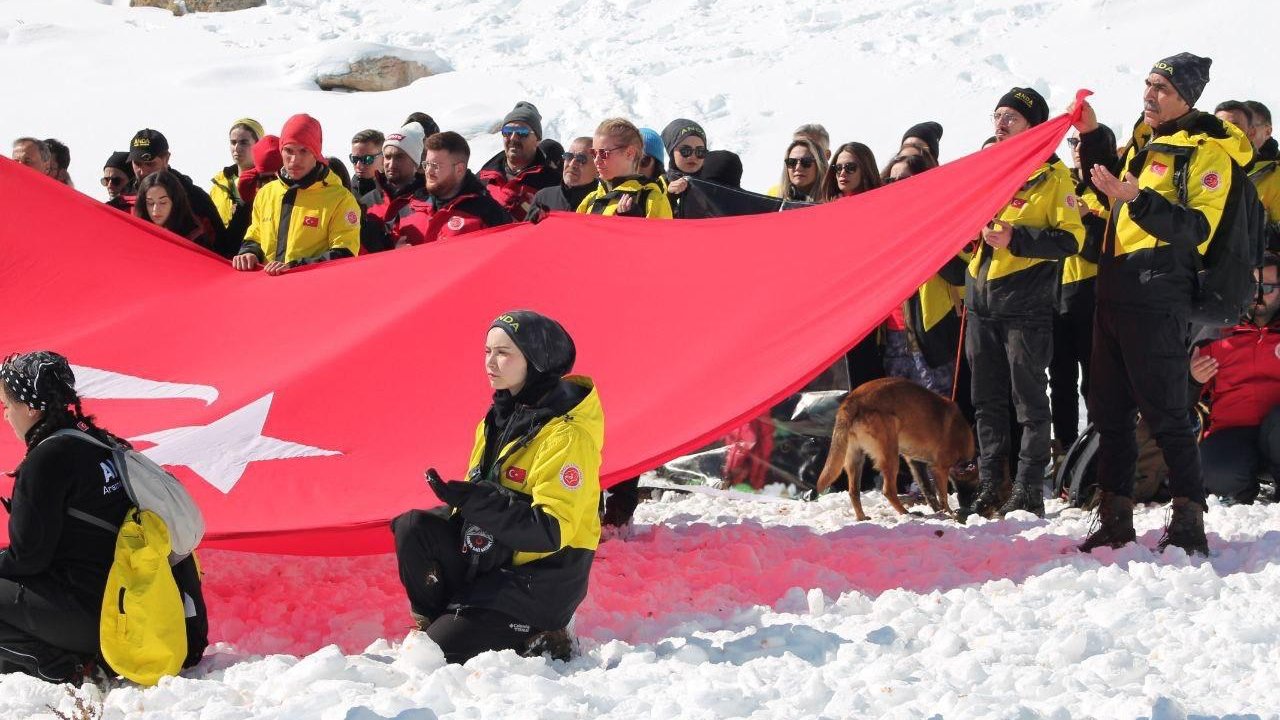 Keş Dağı’nda Duygu Dolu Anma Muhsin Yazıcıoğlu Zirvede Yâd Edildi