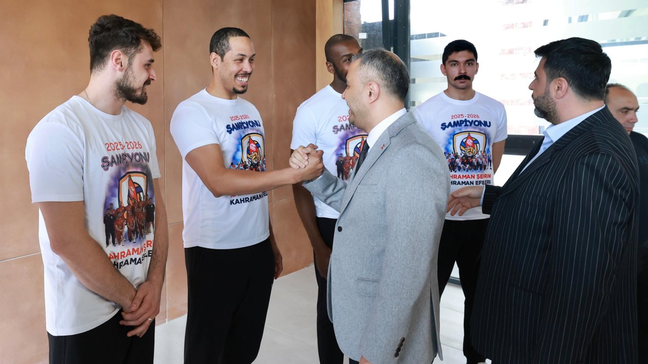 Başkan Toptaş, Efeler Ligi’ne yükselen Onikişubat Belediye Spor ile şampiyonluk yemeğinde buluştu