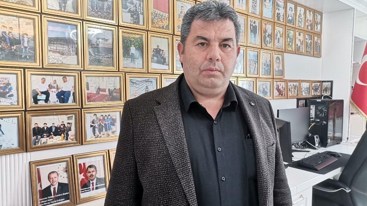 Depremde üç evladını kaybeden baba, evinde şehitler köşesi yaptı