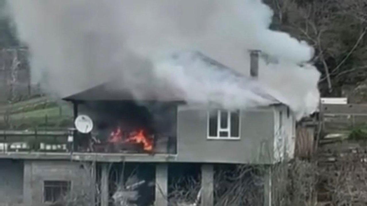 Kahramanmaraş Andırın’da Ev Yangını 2 Katlı Ev Kullanılamaz Hale Geldi