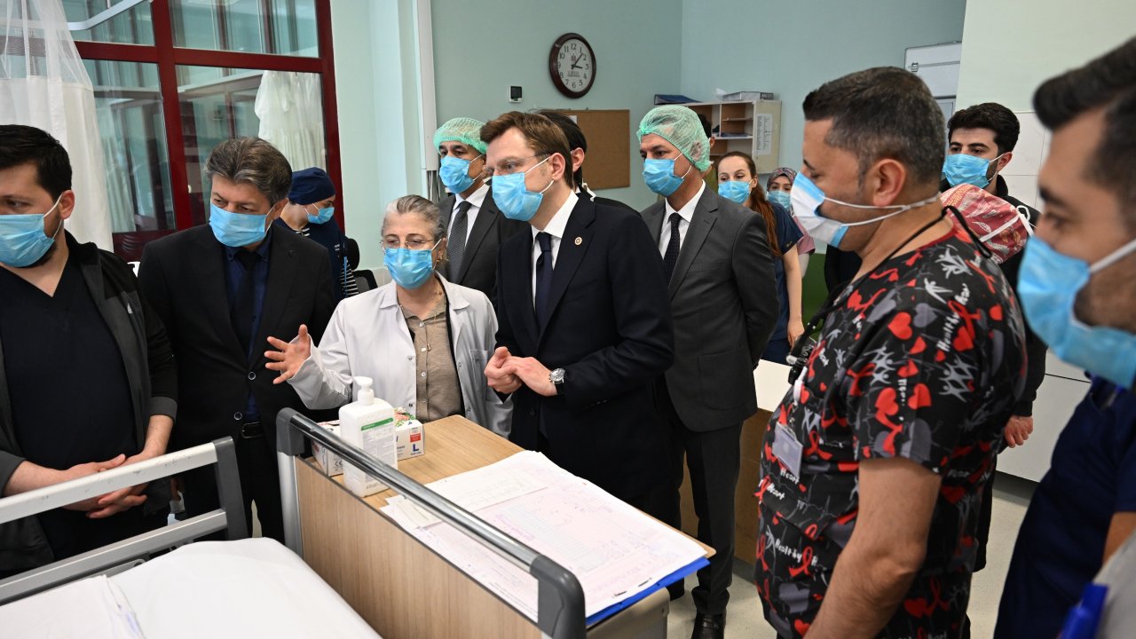 Halit Yerebakan KSÜ Hastanesi’nde Yaralı Öğrencileri Ziyaret Etti