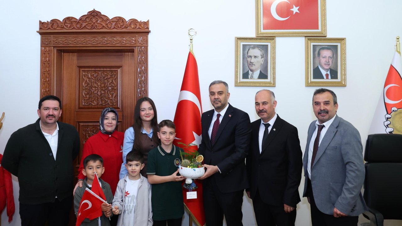 Onikişubat’ta 23 Nisan Geleneği: Başkanlık Koltuğu Halil Sami’ye Emanet Edildi