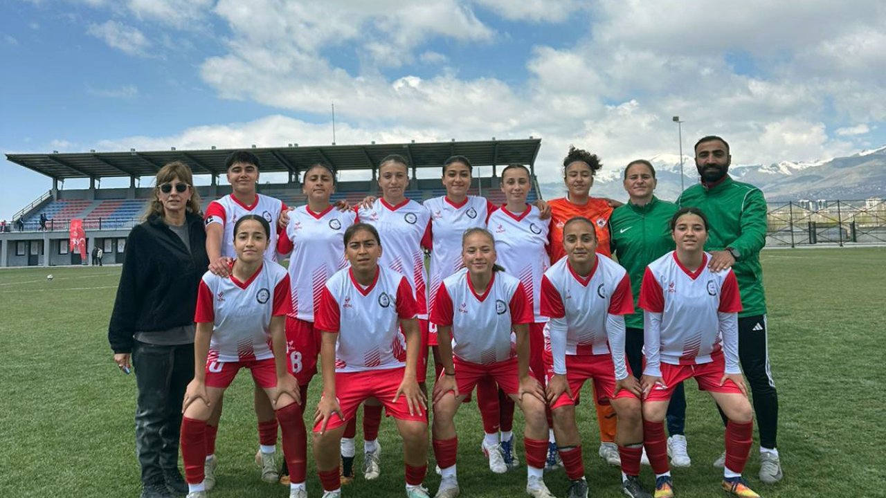 Adil Sani Konukoğlu Spor Lisesi Kız Futbol Takımı Türkiye Finallerine Yükseldi