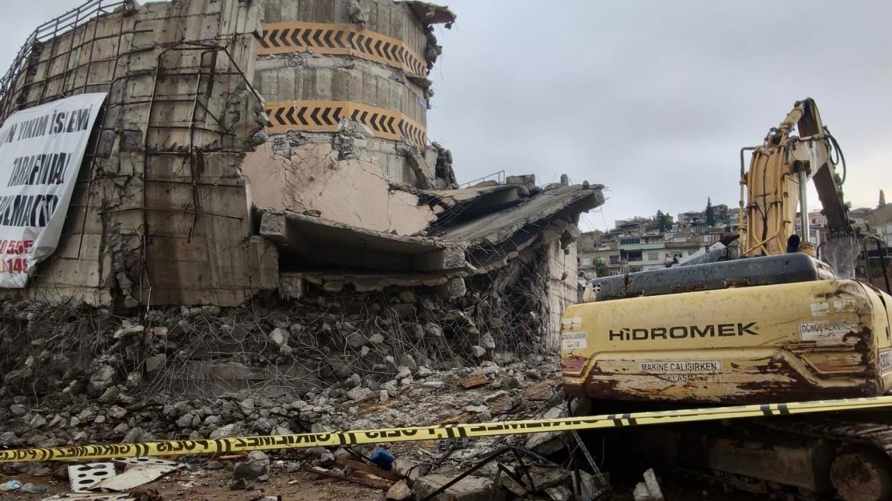 Kahramanmaraş’ta yıkım sırasında operatör enkaz altında kaldı