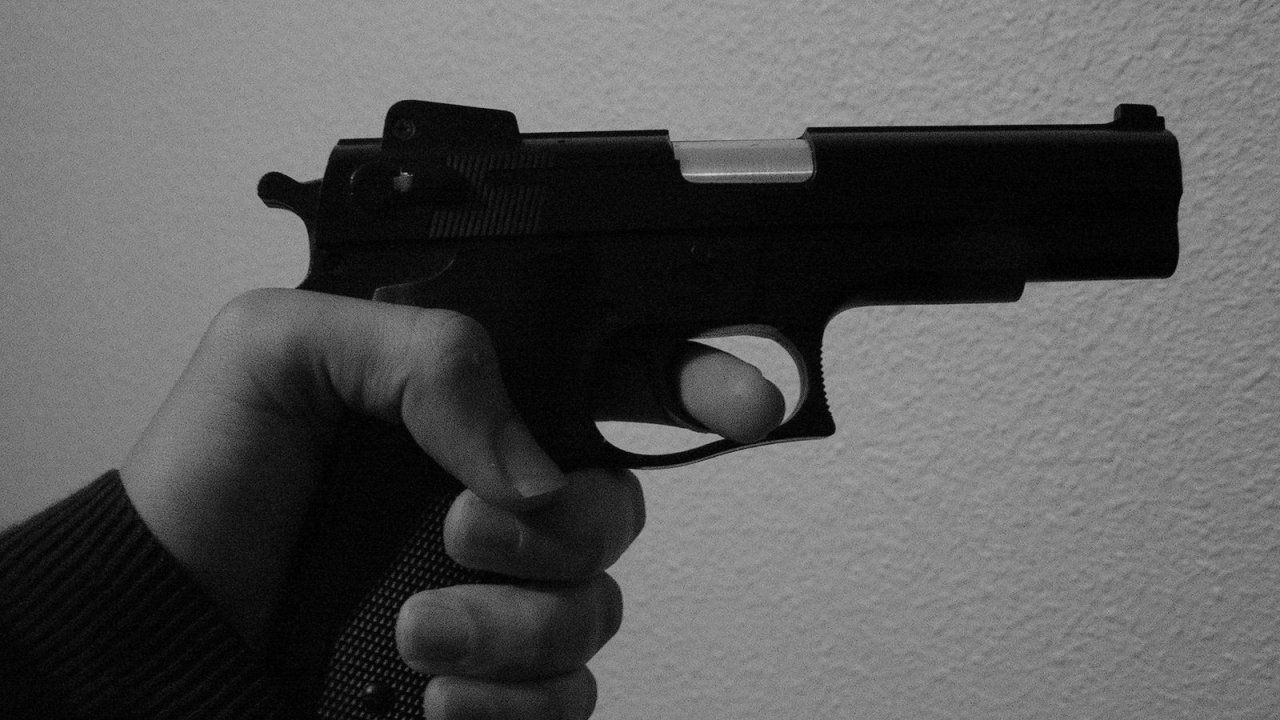 Kahramanmaraş’ta polis memuru eşini silahla yaraladı