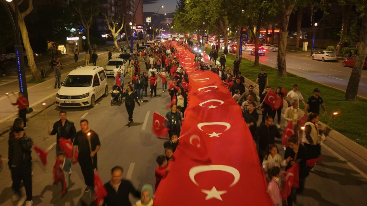 Kahramanmaraş’ta 19 Mayıs   Fener Alayı ve Bayrak Yürüyüşü Düzenlendi