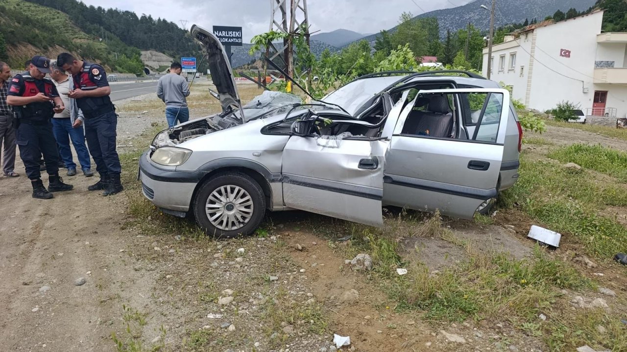 Kahramanmaraş’ta Otomobil Elektrik Direğine Çarptı