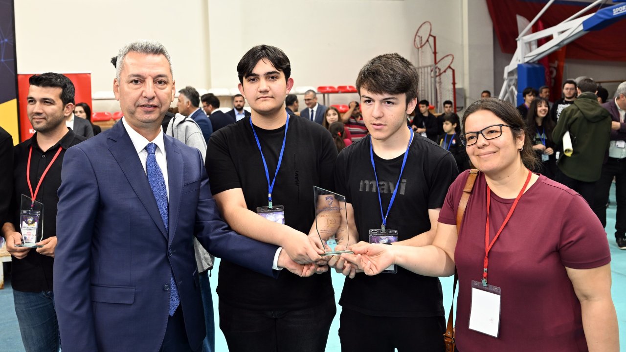 KSÜ Rektörü Okumuş, Robotik Festivalinde Öğrencilere Ödüllerini Verdi