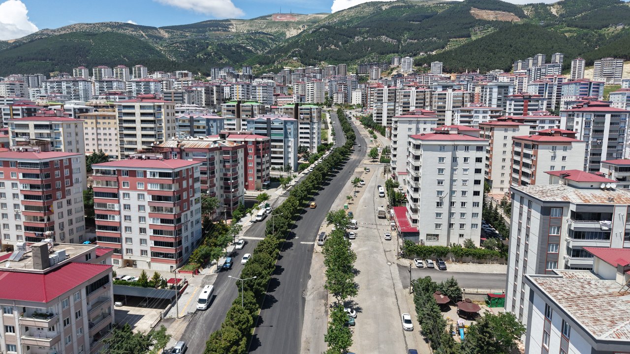 Büyükşehir Ahır Dağı Caddesi’nde Asfalt Serimini Tamamladı