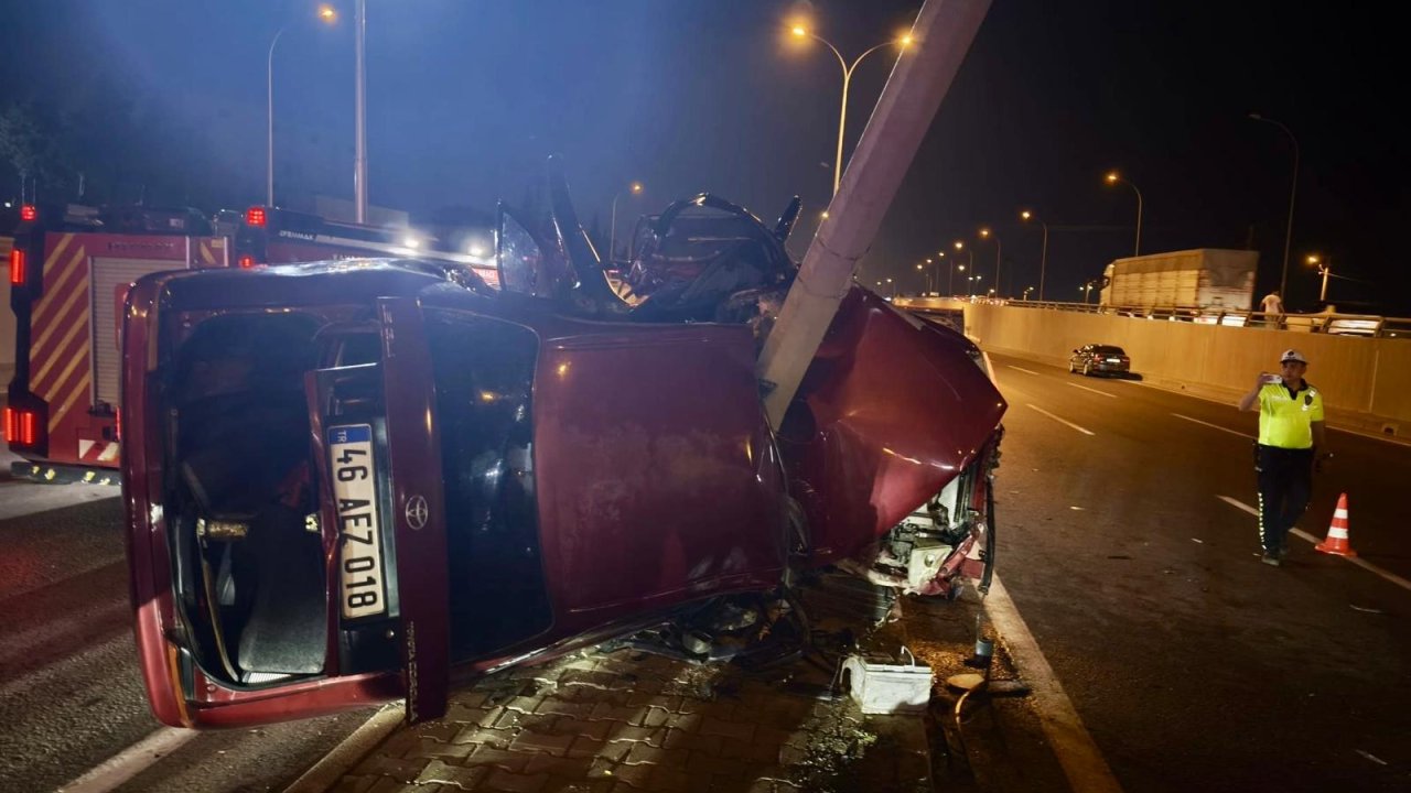 Kahramanmaraş’ta Feci Kaza Otomobil Direğe Çarptı