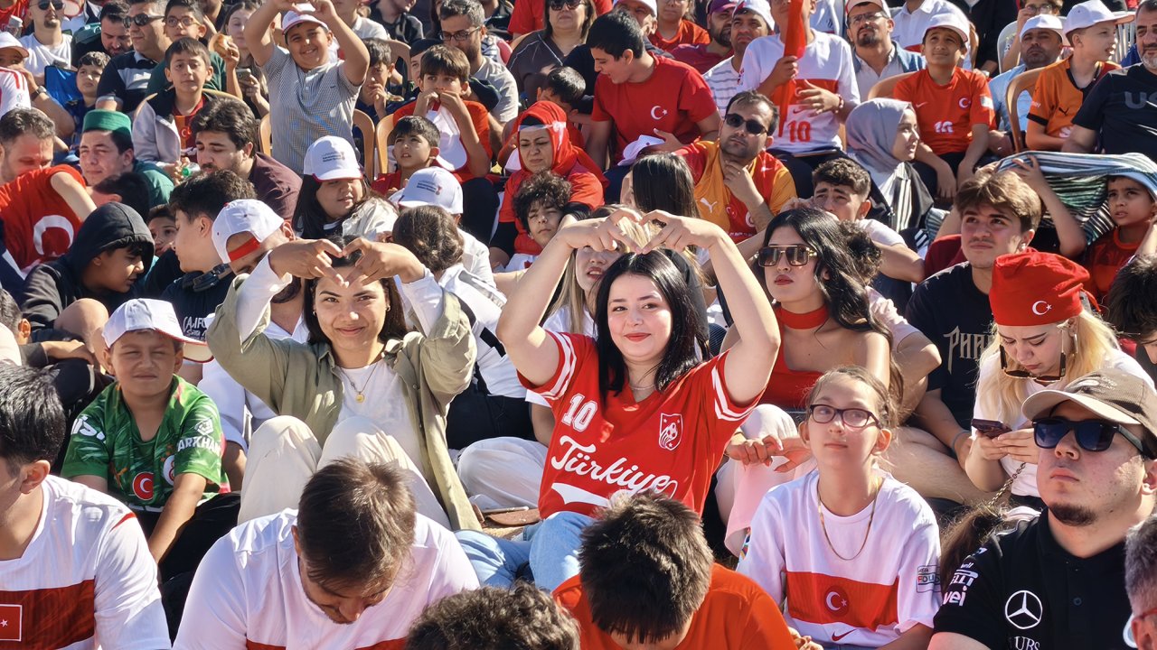 Kahramanmaraş'ta  Dünya Kupası Coşkusu Millet Bahçesi’ne Taştı