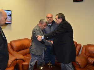 Ünal şehit ailesini Havaalanında teselli etti