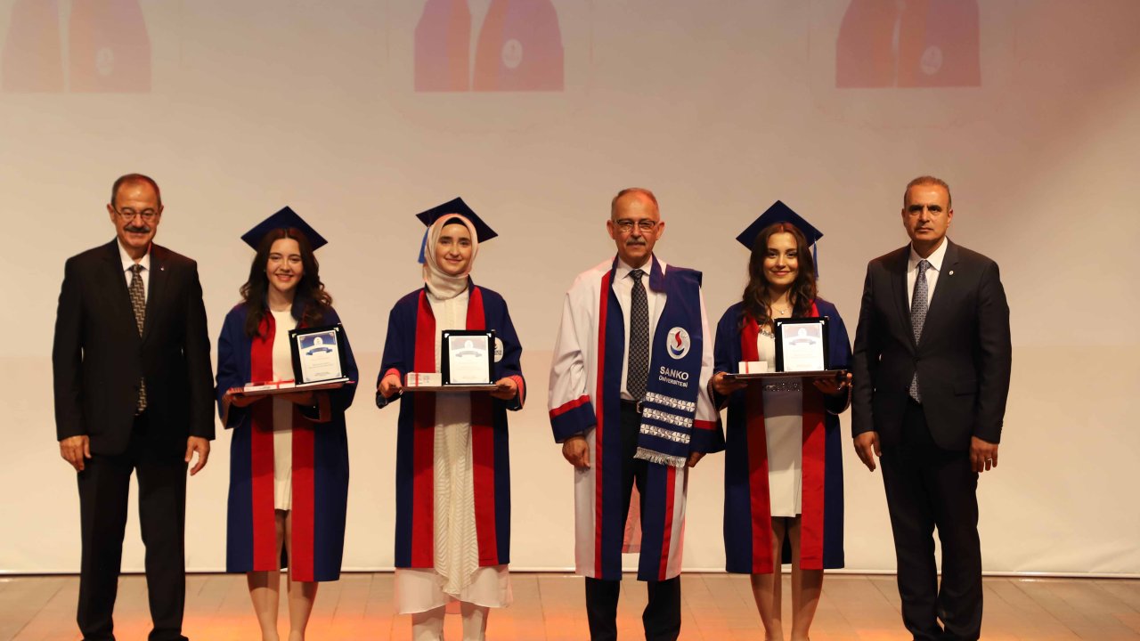 SANKO Üniversitesi’nde 414 Sağlık Profesyoneli Diplomalarını Aldı